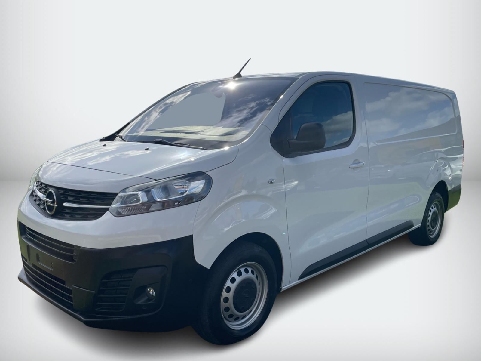 Hvid Opel Vivaro fra 2023