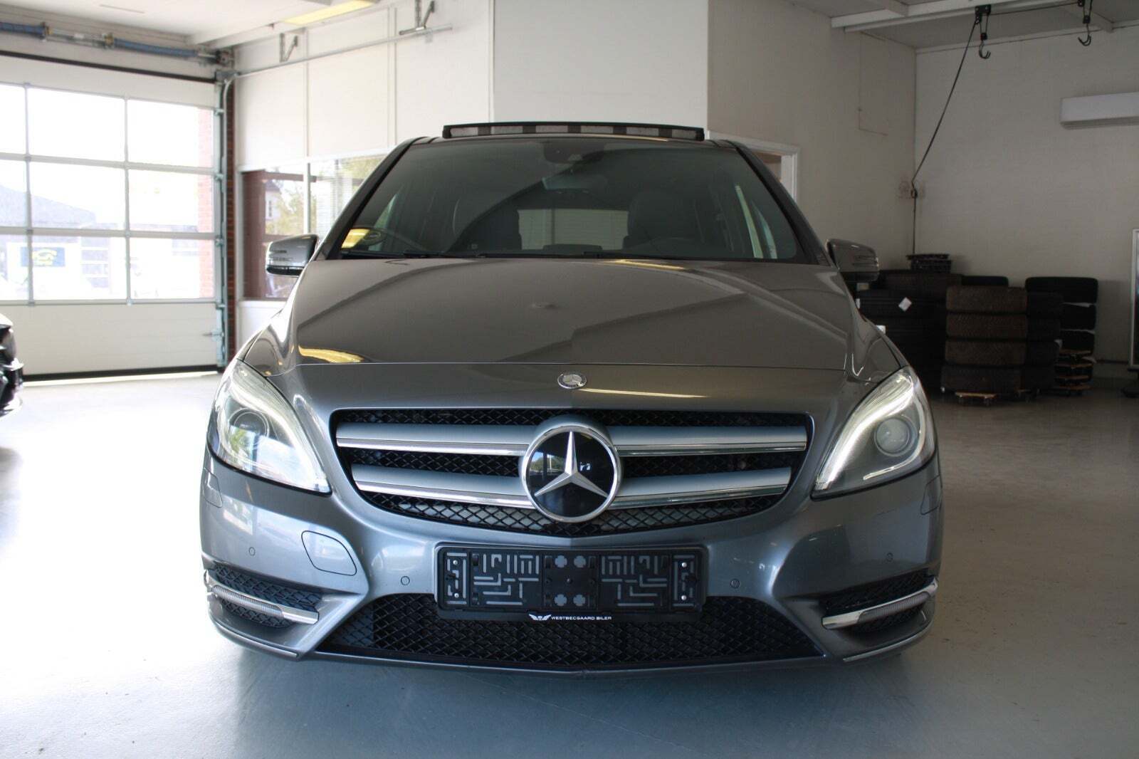 Grå Mercedes B220 fra 2013 set udefra