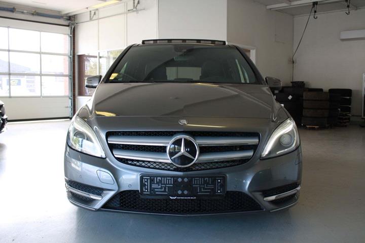 Grå Mercedes B220 fra 2013 set udefra