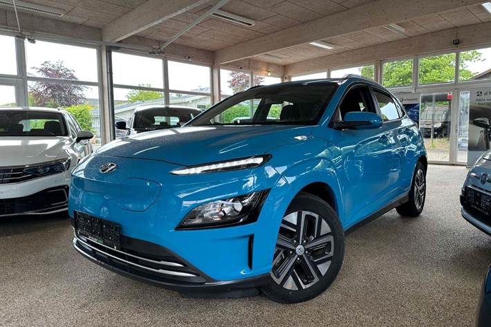 Blå Hyundai Kona fra 2022 set udefra
