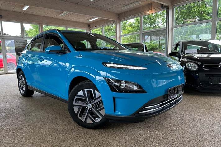 Blå Hyundai Kona fra 2022