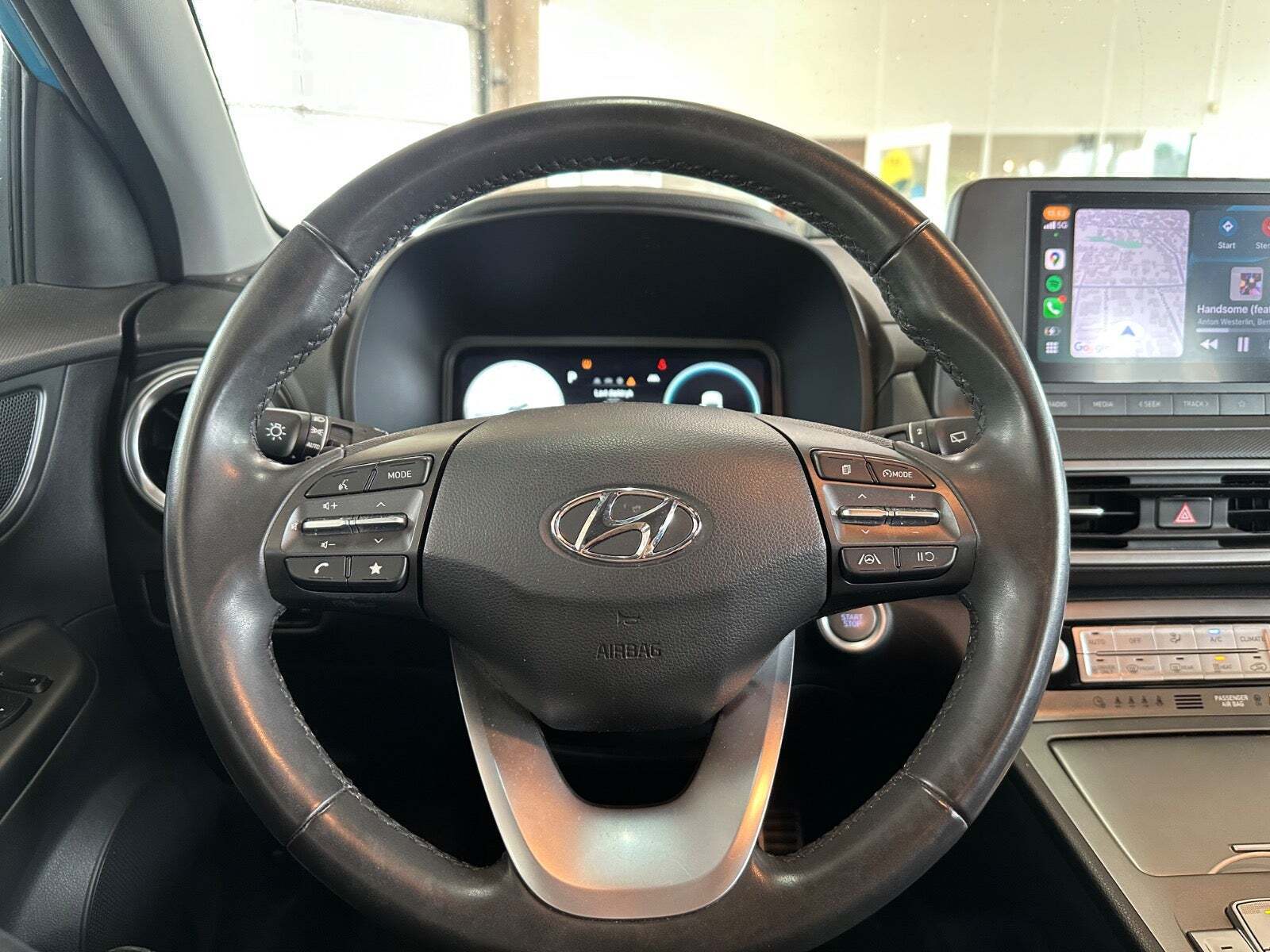 Blå Hyundai Kona fra 2022