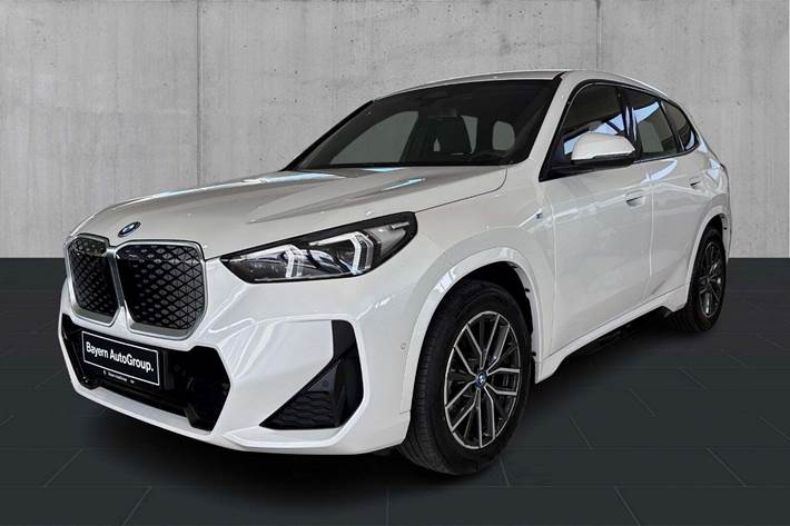 Hvid BMW iX1 fra 2025 set udefra