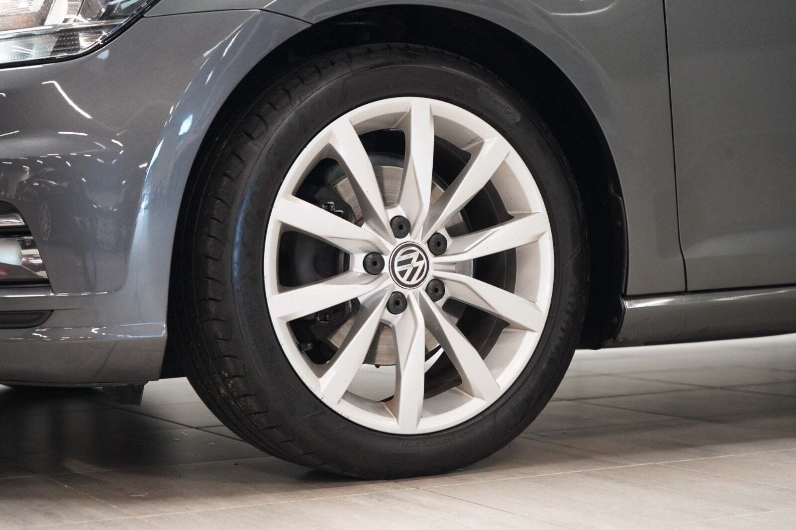 Grå VW Golf VII fra 2019