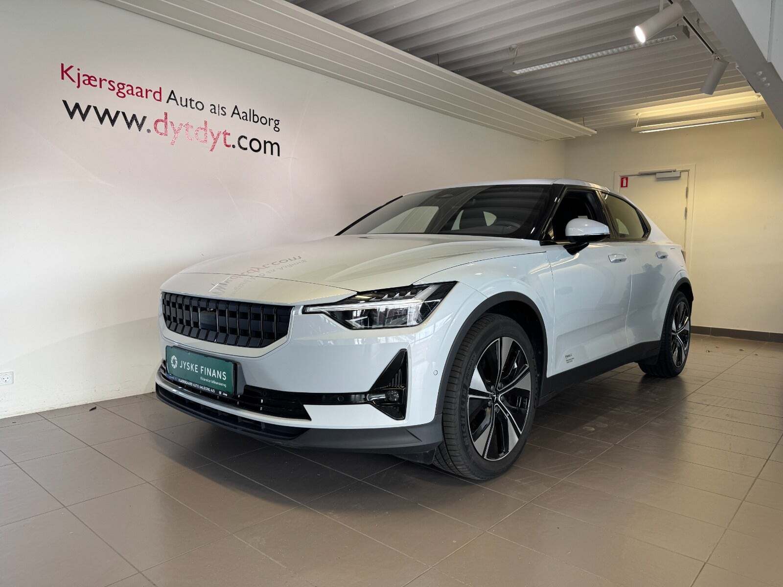 Hvid Polestar 2 fra 2023 set udefra