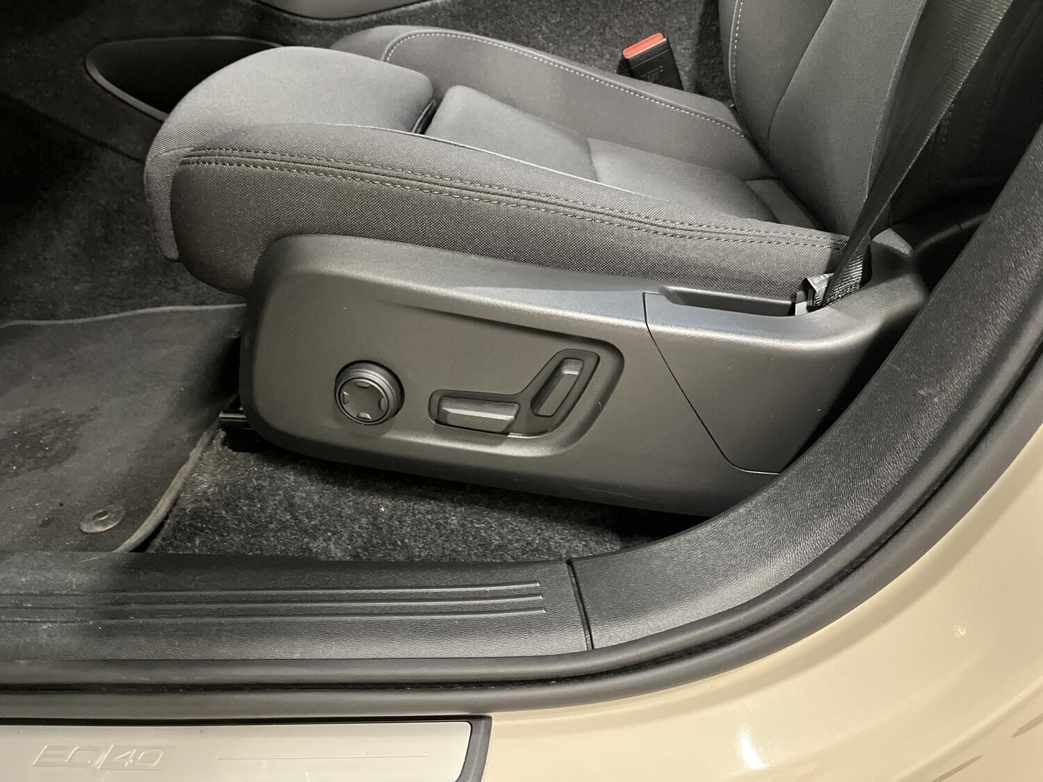 Beige Volvo EC40 fra 2025