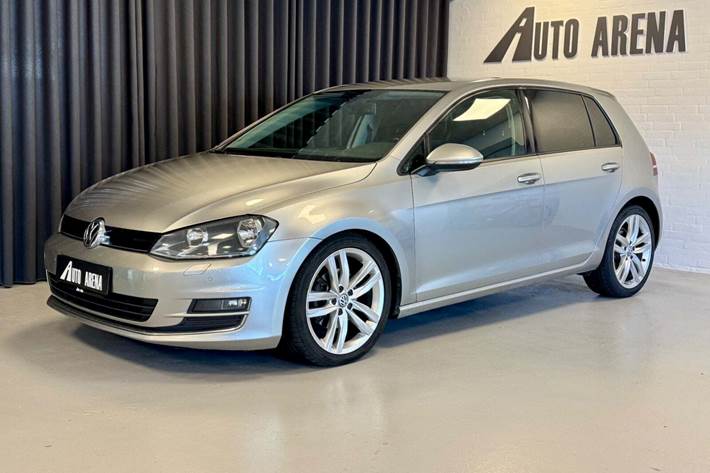 Grå VW Golf VII fra 2013 set udefra