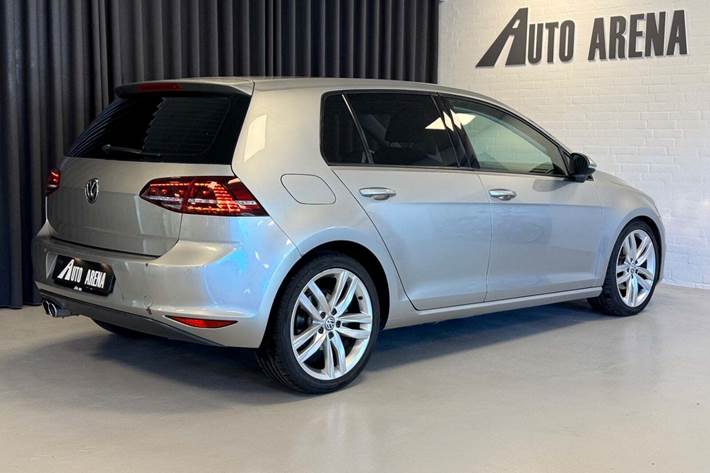 Grå VW Golf VII fra 2013