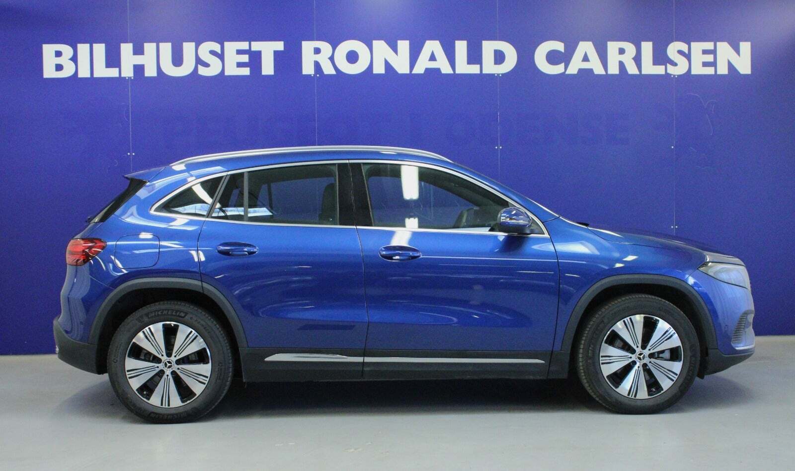 Blå Mercedes EQA300 fra 2024