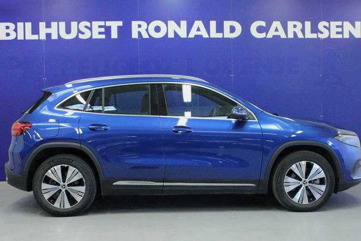 Blå Mercedes EQA300 fra 2024