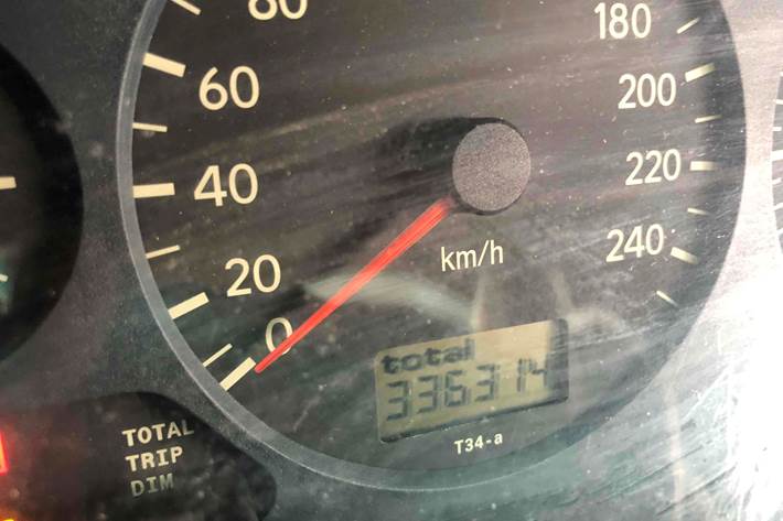 Blå Toyota Avensis fra 1998