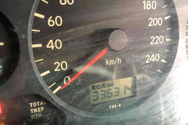 Blå Toyota Avensis fra 1998