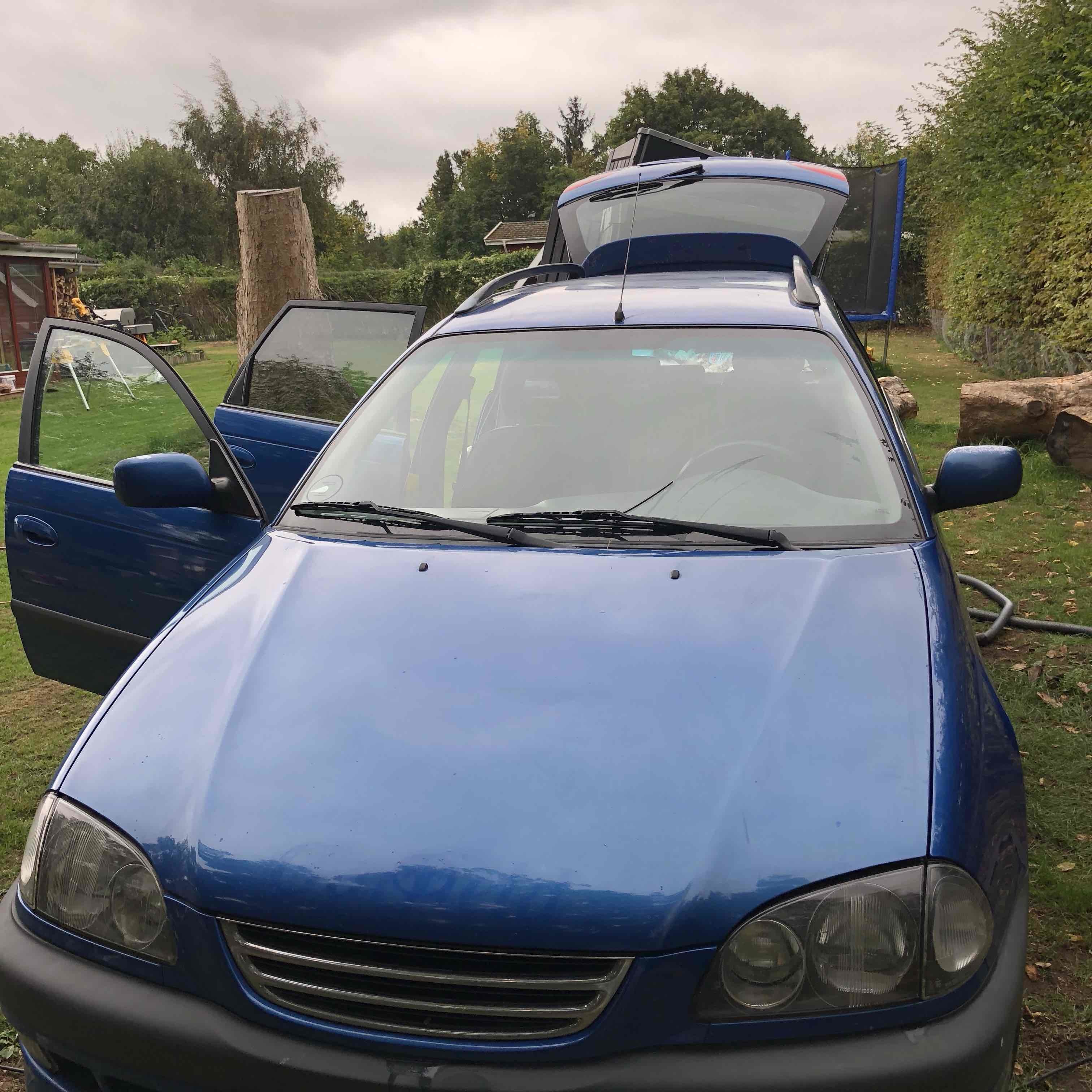 Blå Toyota Avensis fra 1998