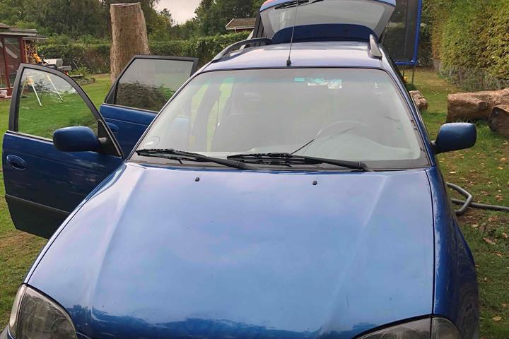 Blå Toyota Avensis fra 1998
