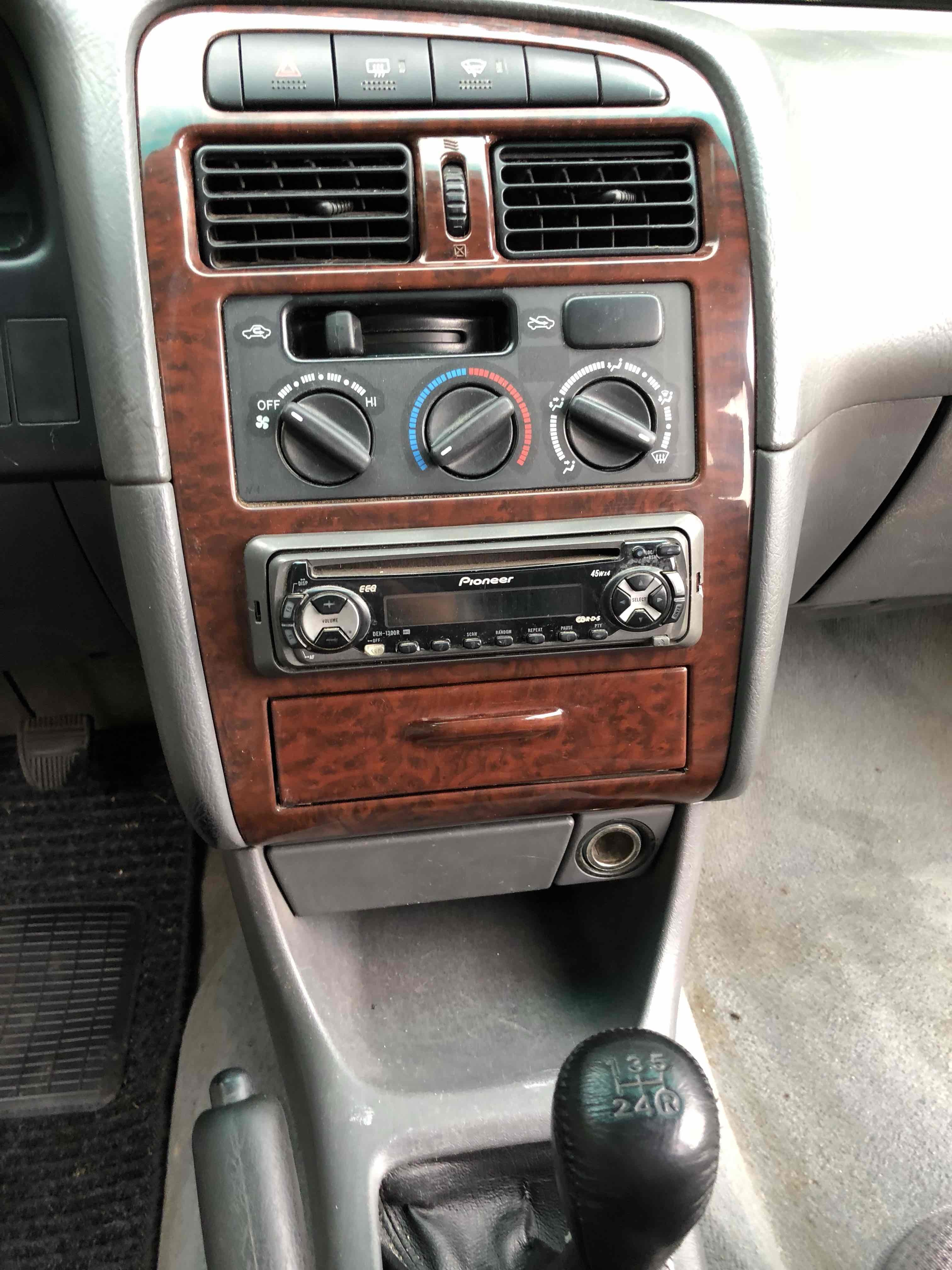 Blå Toyota Avensis fra 1998