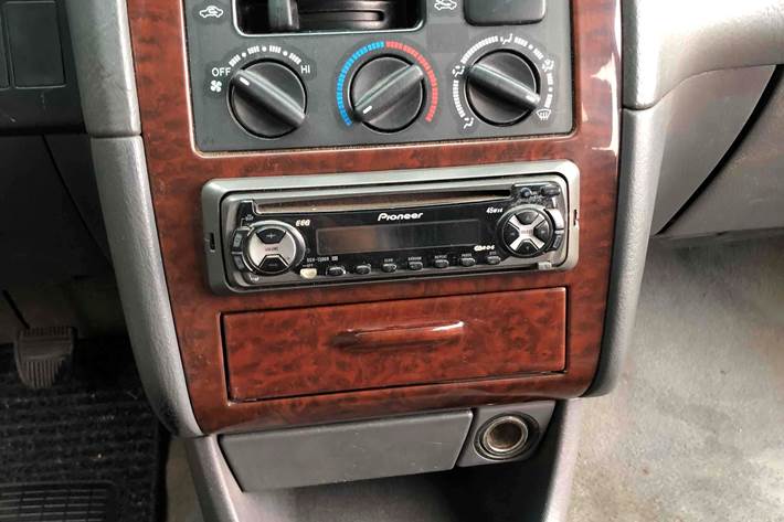 Blå Toyota Avensis fra 1998