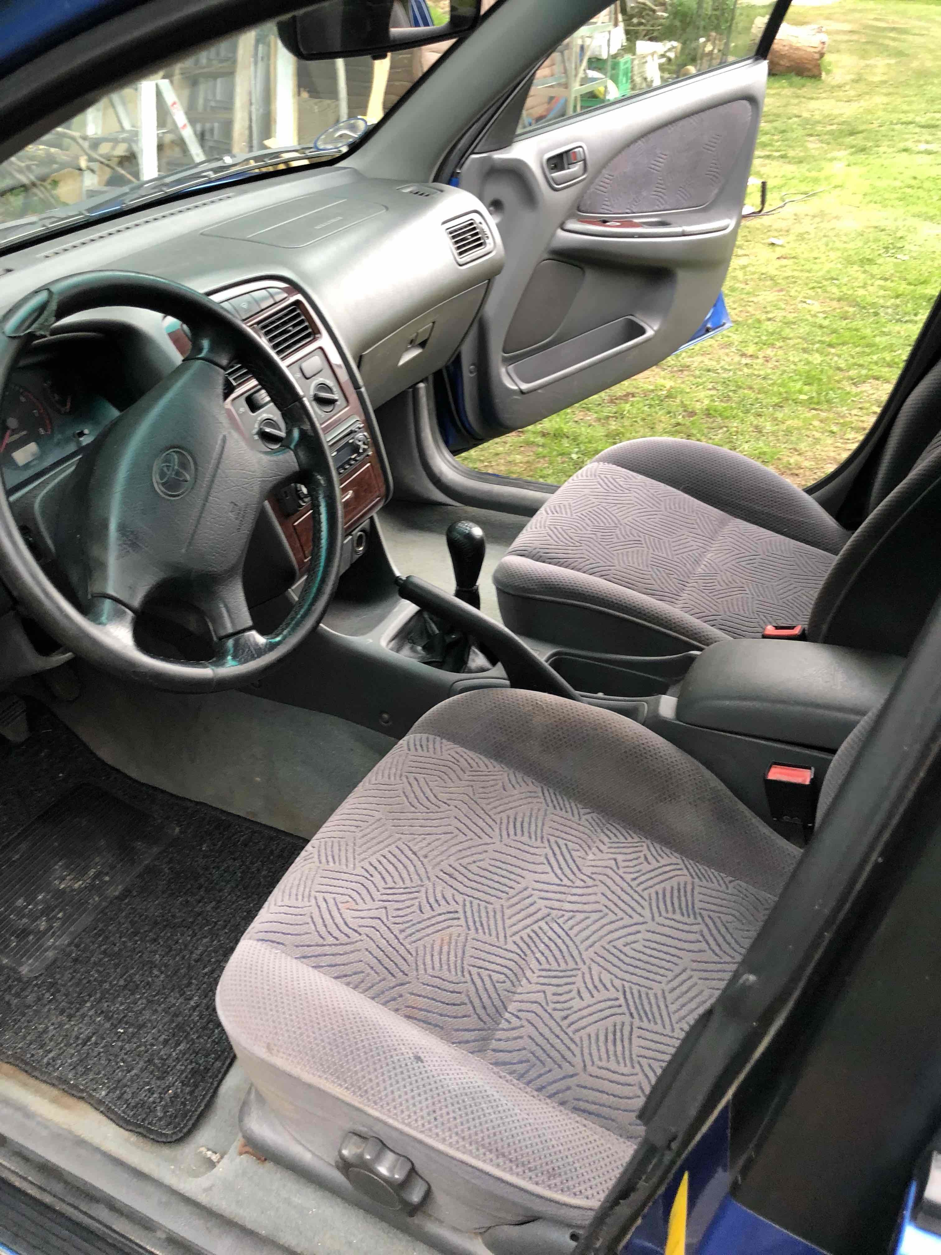 Blå Toyota Avensis fra 1998