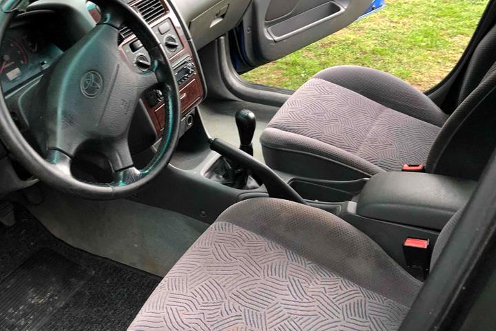 Blå Toyota Avensis fra 1998