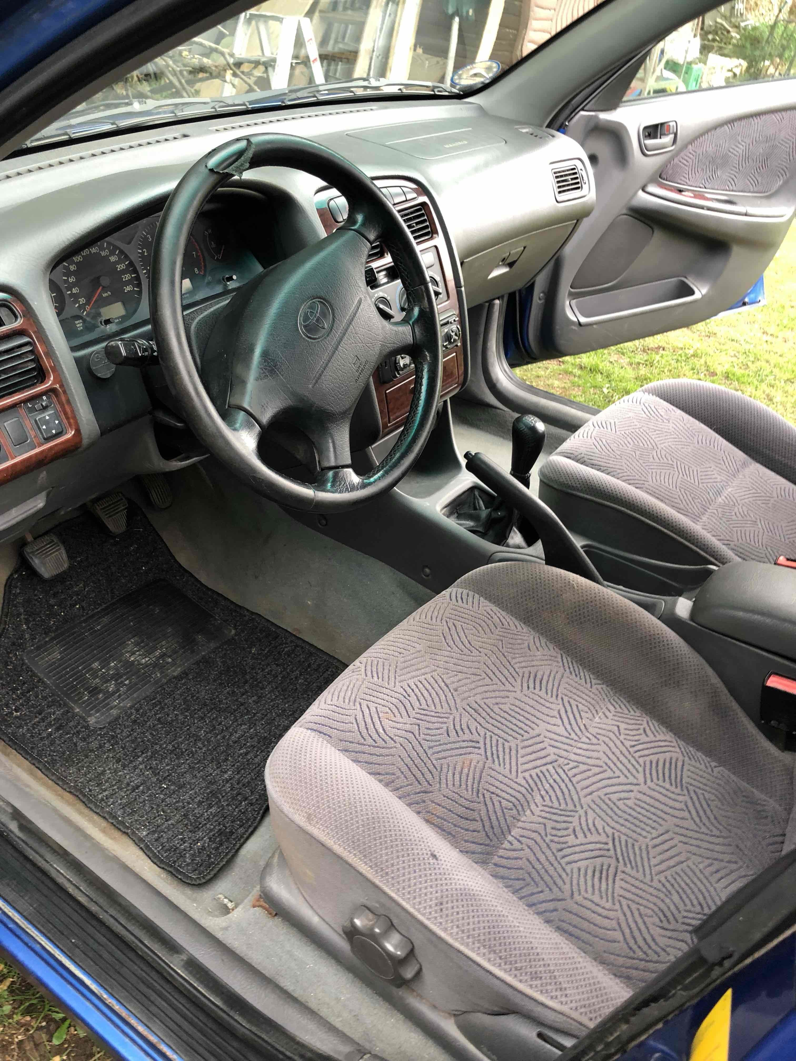 Blå Toyota Avensis fra 1998