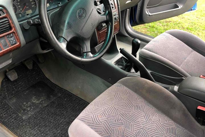 Blå Toyota Avensis fra 1998