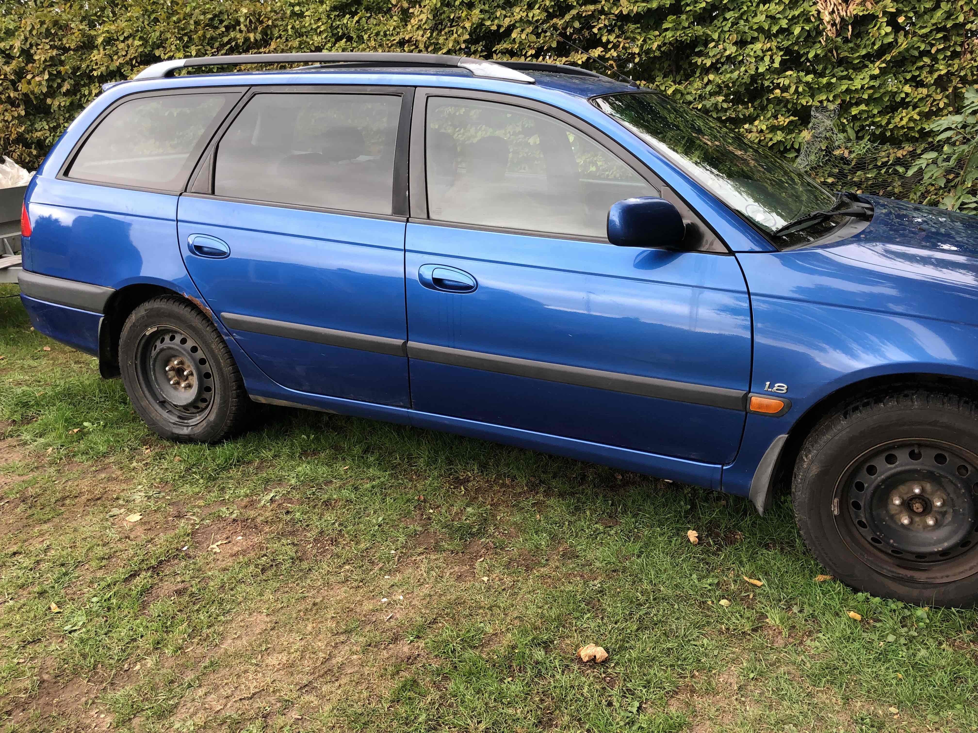 Blå Toyota Avensis fra 1998