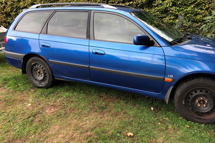 Blå Toyota Avensis fra 1998