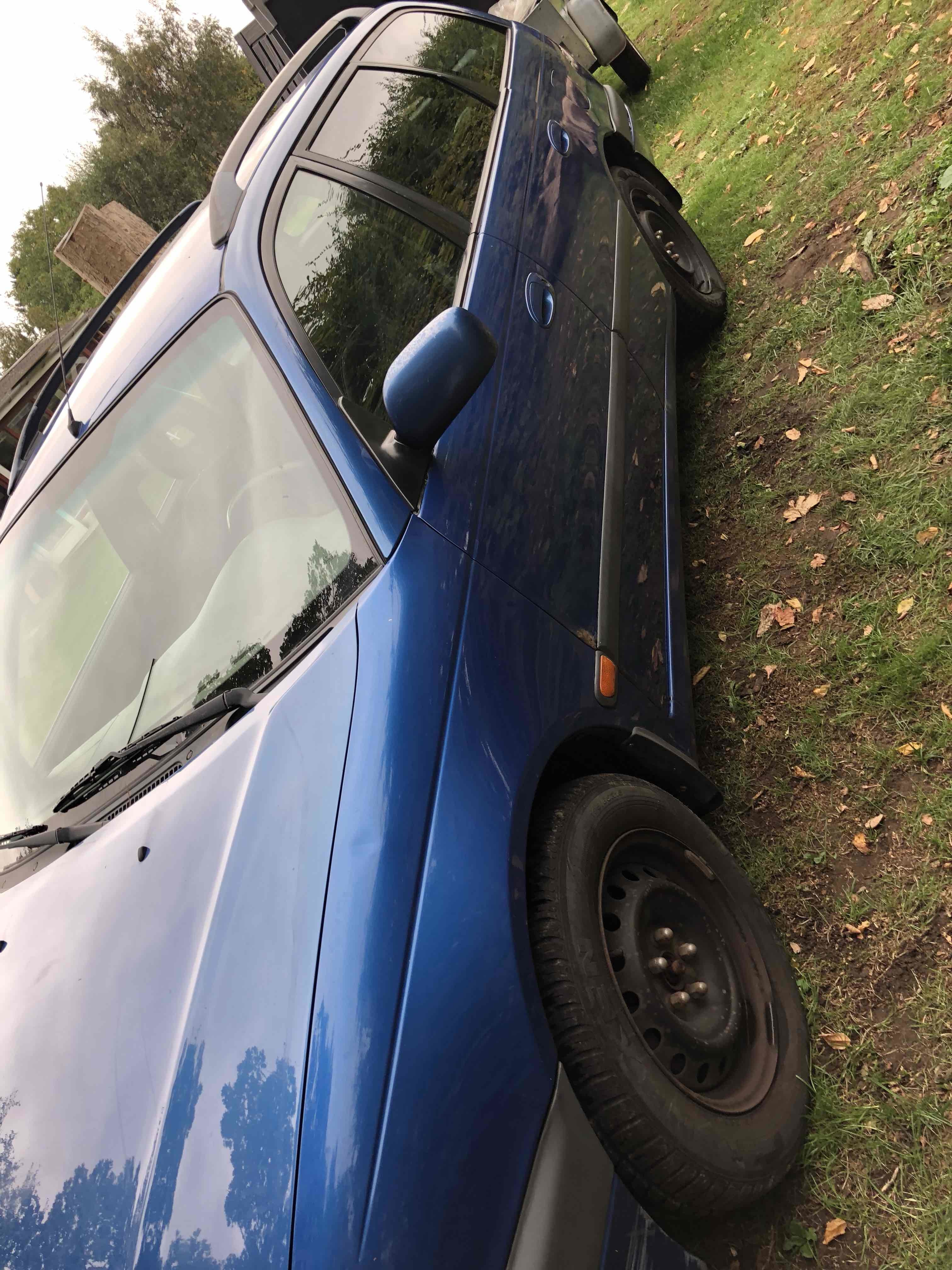 Blå Toyota Avensis fra 1998