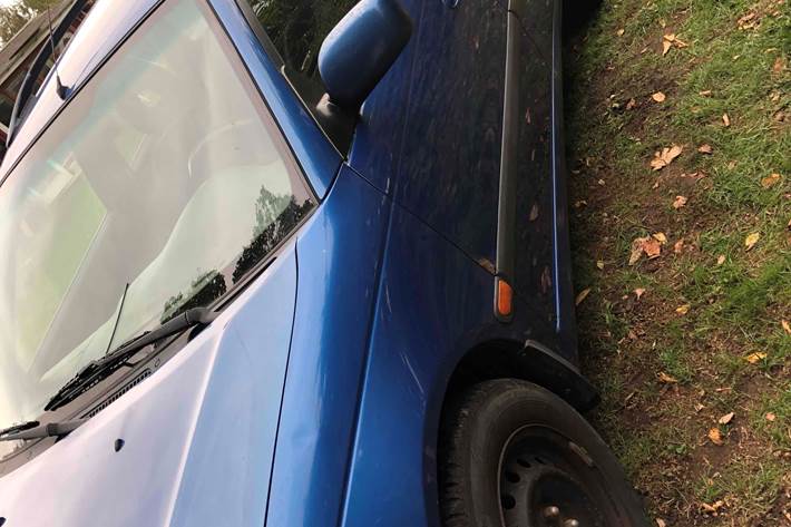 Blå Toyota Avensis fra 1998