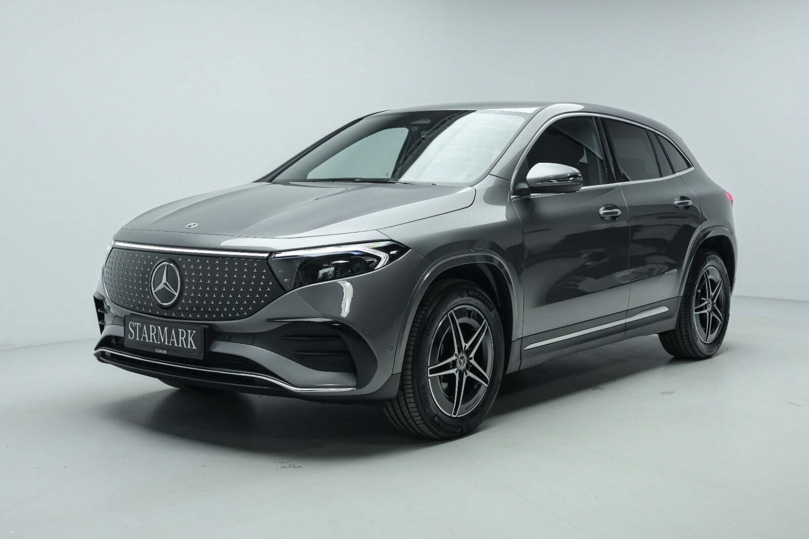Grå Mercedes EQA250+ fra 2024 set udefra