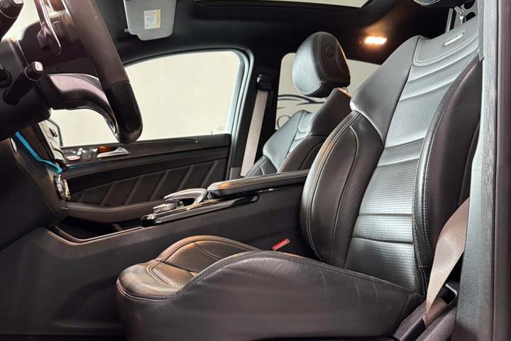 Hvid Mercedes GLE63 fra 2017 set indefra