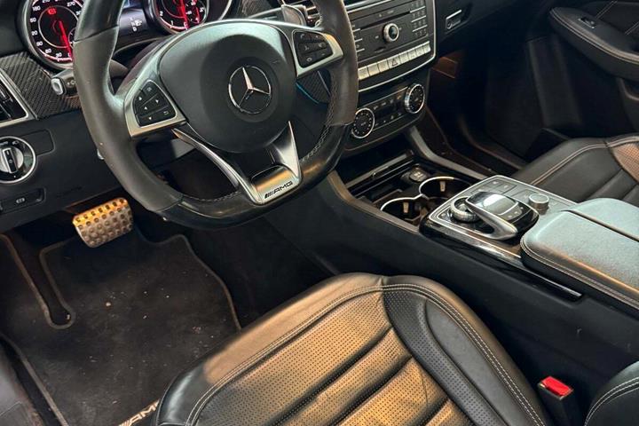 Hvid Mercedes GLE63 fra 2017 set indefra