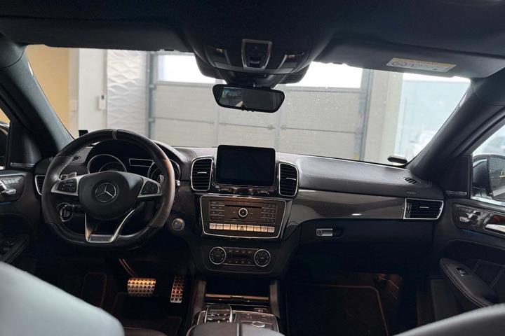 Hvid Mercedes GLE63 fra 2017 set indefra