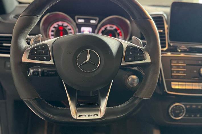 Hvid Mercedes GLE63 fra 2017 set indefra