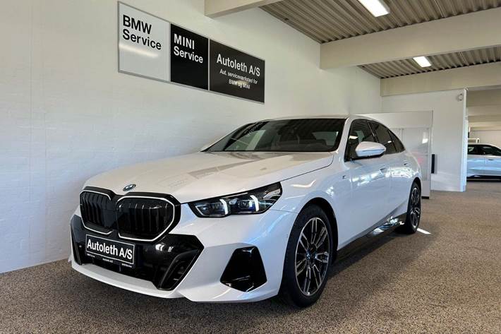 Hvid BMW i5 fra 2024 set udefra