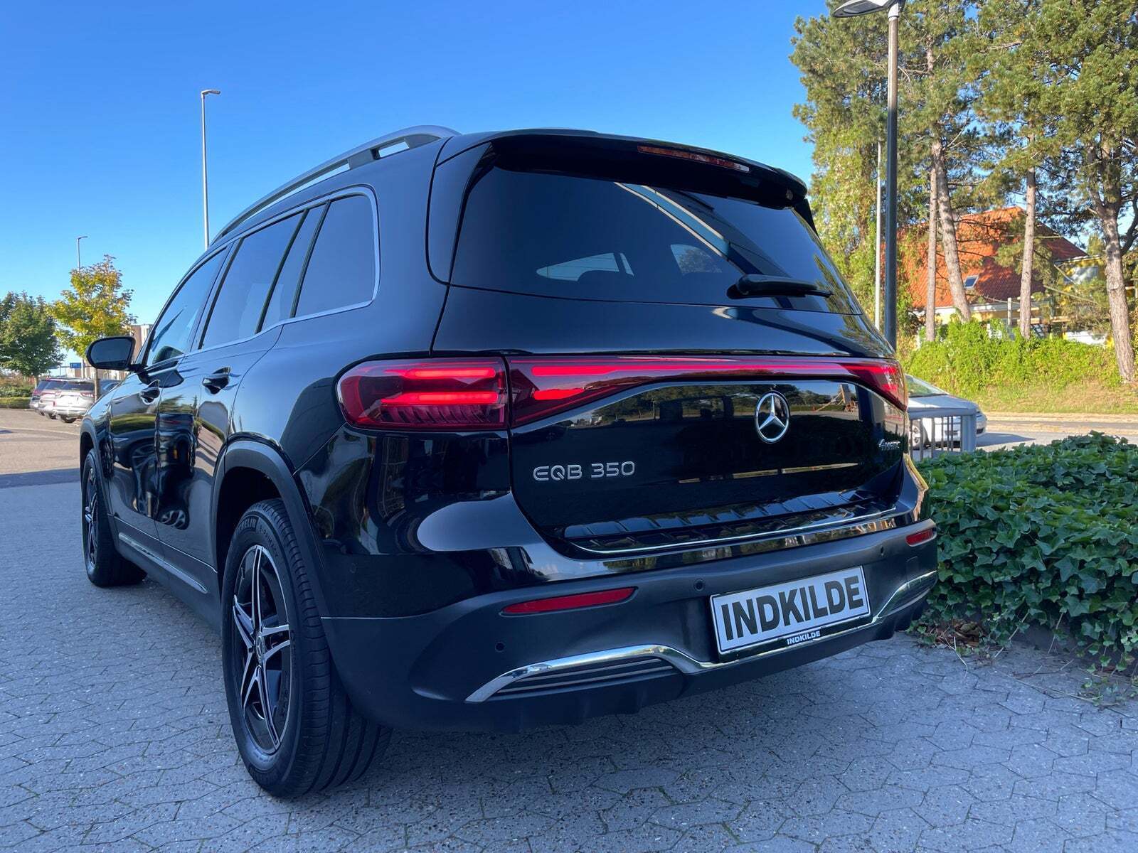 Sort Mercedes EQB350 fra 2024