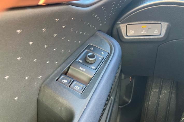 Blå Cupra Tavascan fra 2025