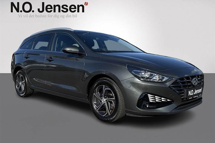 Grå Hyundai i30 fra 2023 set udefra