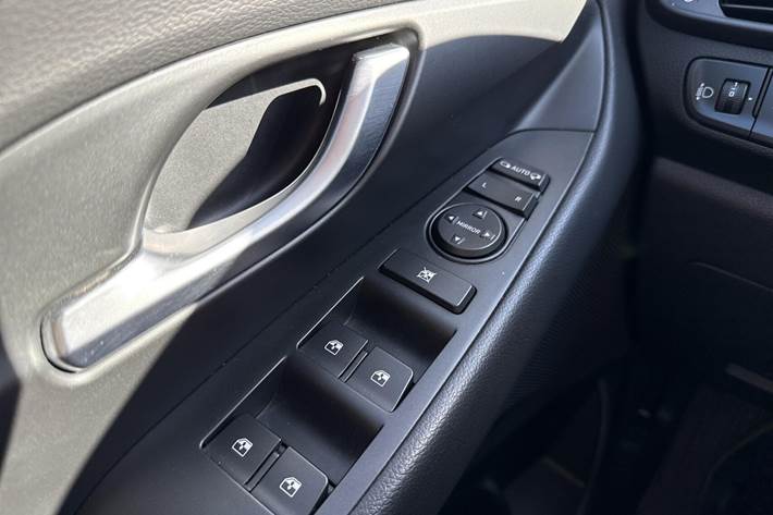 Grå Hyundai i30 fra 2023