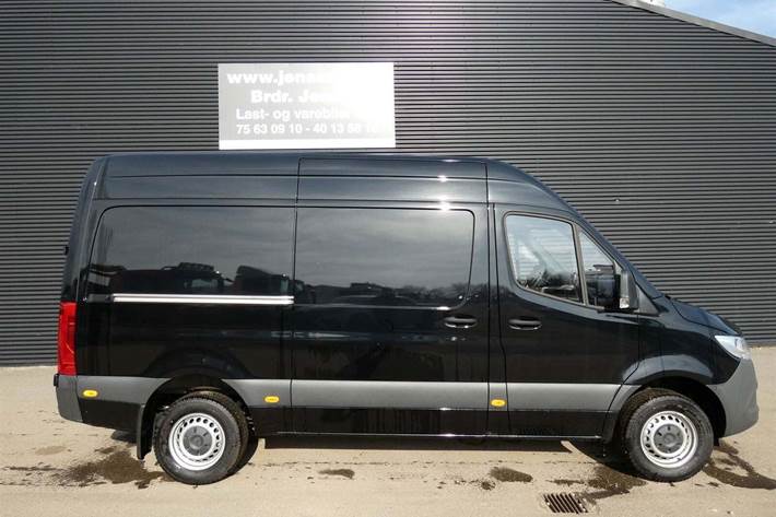 Sort Mercedes Sprinter 317 fra 2024