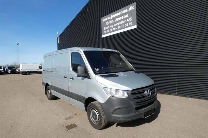 Sølv Mercedes Sprinter 315 fra 2020 set udefra