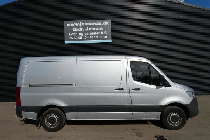 Sølv Mercedes Sprinter 315 fra 2020 set udefra