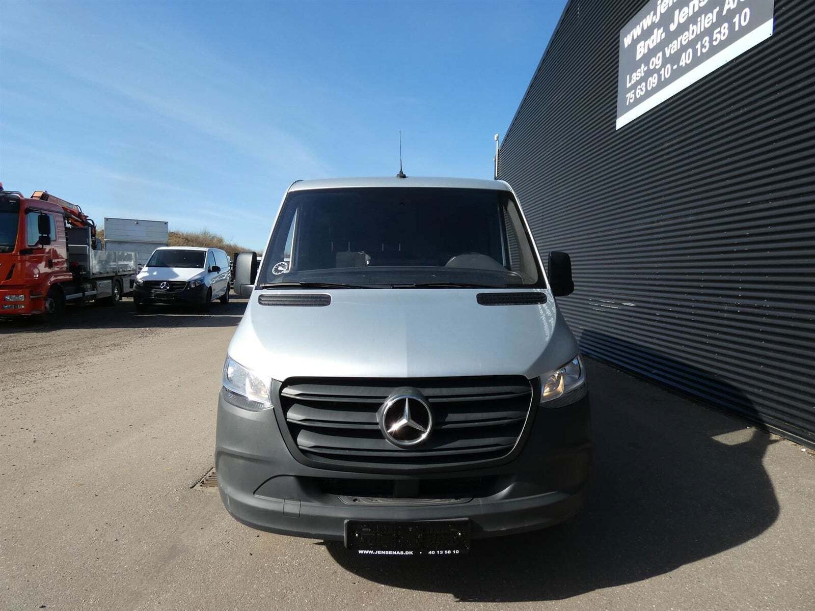 Sølv Mercedes Sprinter 315 fra 2020 set udefra