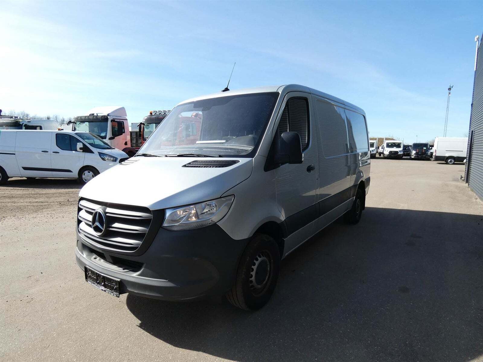 Sølv Mercedes Sprinter 315 fra 2020 set udefra