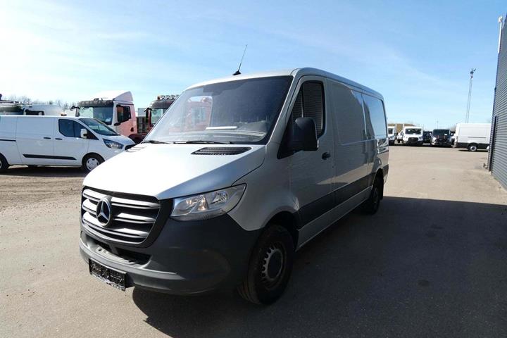 Sølv Mercedes Sprinter 315 fra 2020 set udefra