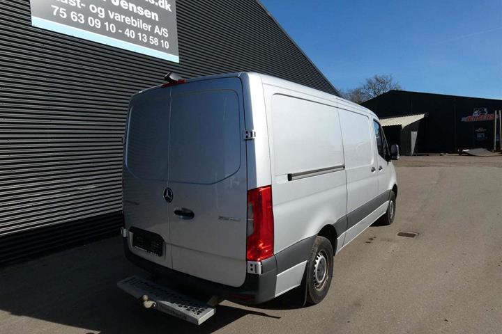 Sølv Mercedes Sprinter 315 fra 2020 set udefra