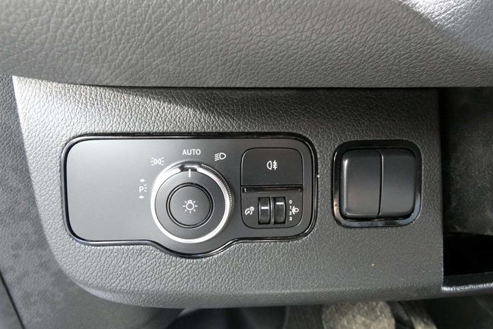Sølv Mercedes Sprinter 315 fra 2020 set indefra