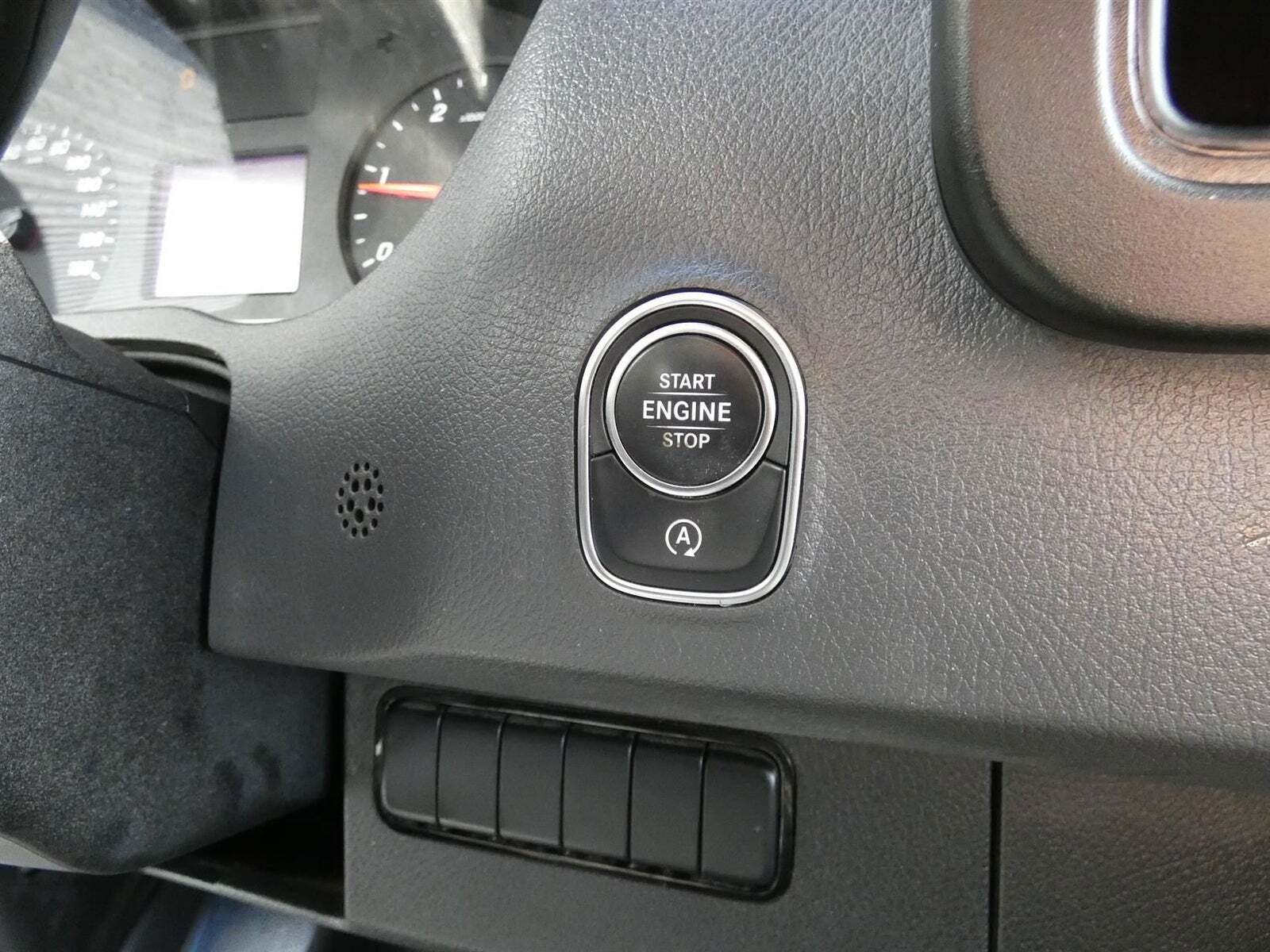 Sølv Mercedes Sprinter 315 fra 2020 set indefra