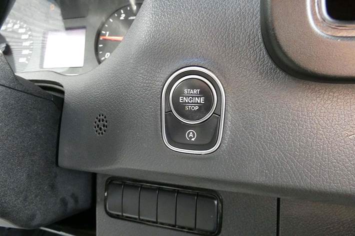 Sølv Mercedes Sprinter 315 fra 2020 set indefra