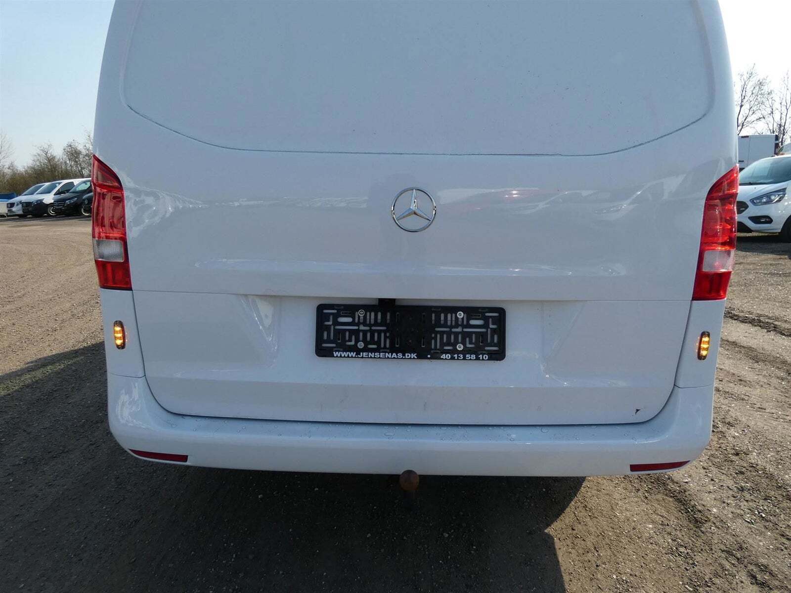 Hvid Mercedes Vito 114 fra 2023