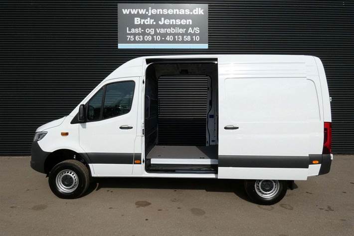 Hvid Mercedes Sprinter 319 fra 2024